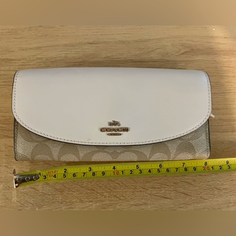 Pre-loved COACH wallet! Approx. 8x4 in. With 3 slots, 2 slots w/ zipper closure